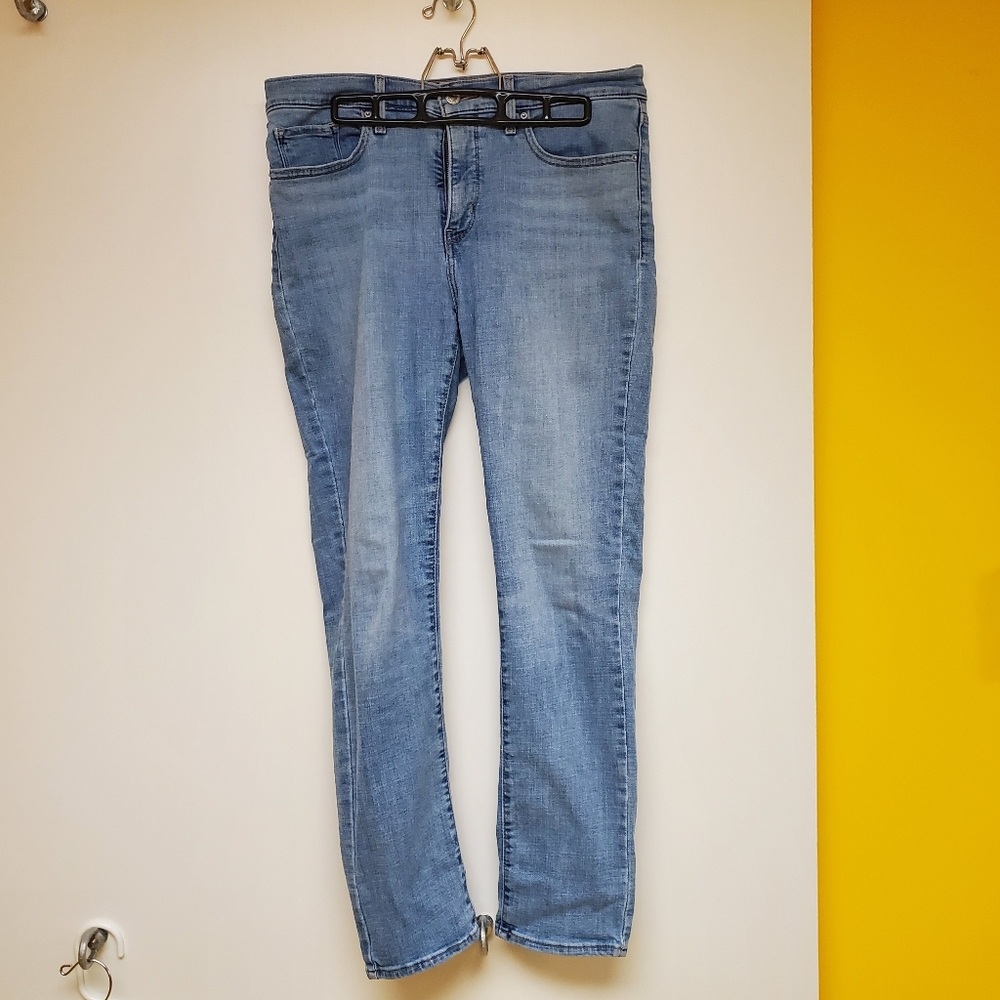 Levi's 312 Shaping Slim Jeans